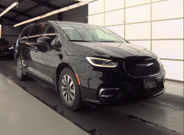 Used 2023 Chrysler Pacifica Touring-L FWD image 4