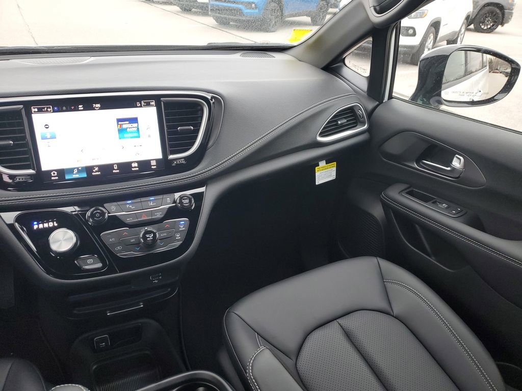 New 2026 Chrysler Pacifica Select image 15