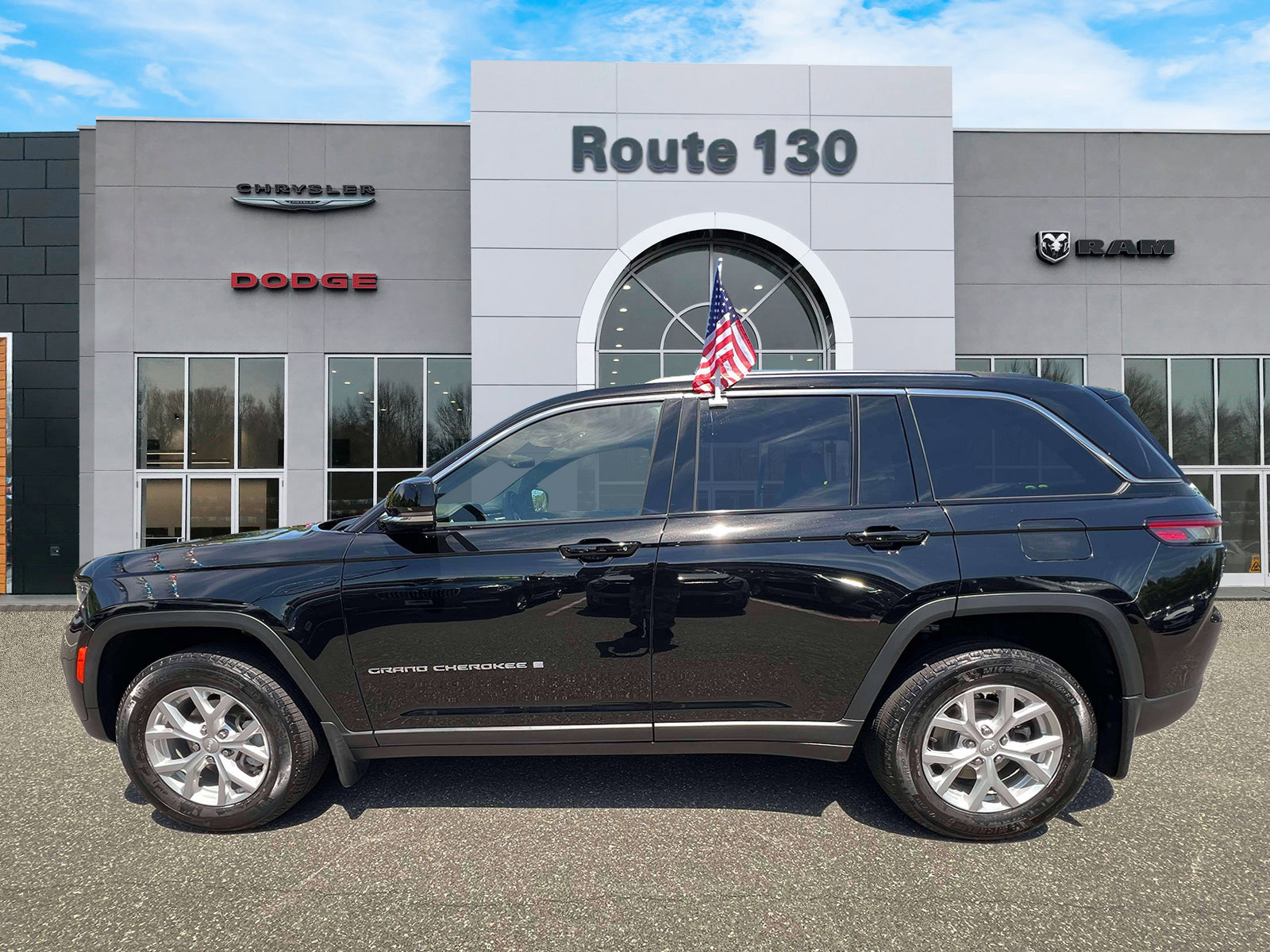 Used 2023 Jeep Grand Cherokee Limited w/ MOPAR Finishing Package AWD/4WD image 5