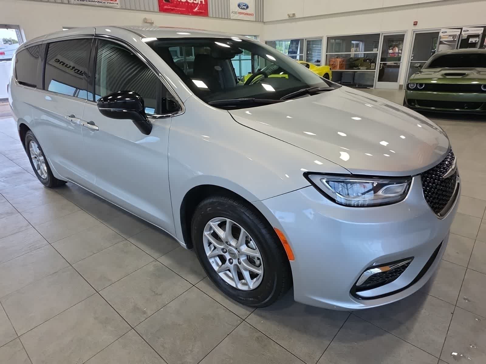 Used 2024 Chrysler Pacifica Touring-L FWD image 4