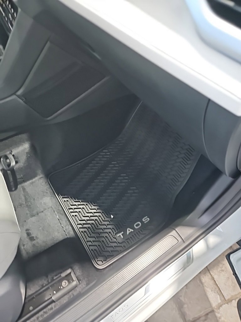 New 2026 Volkswagen Taos SE image 14