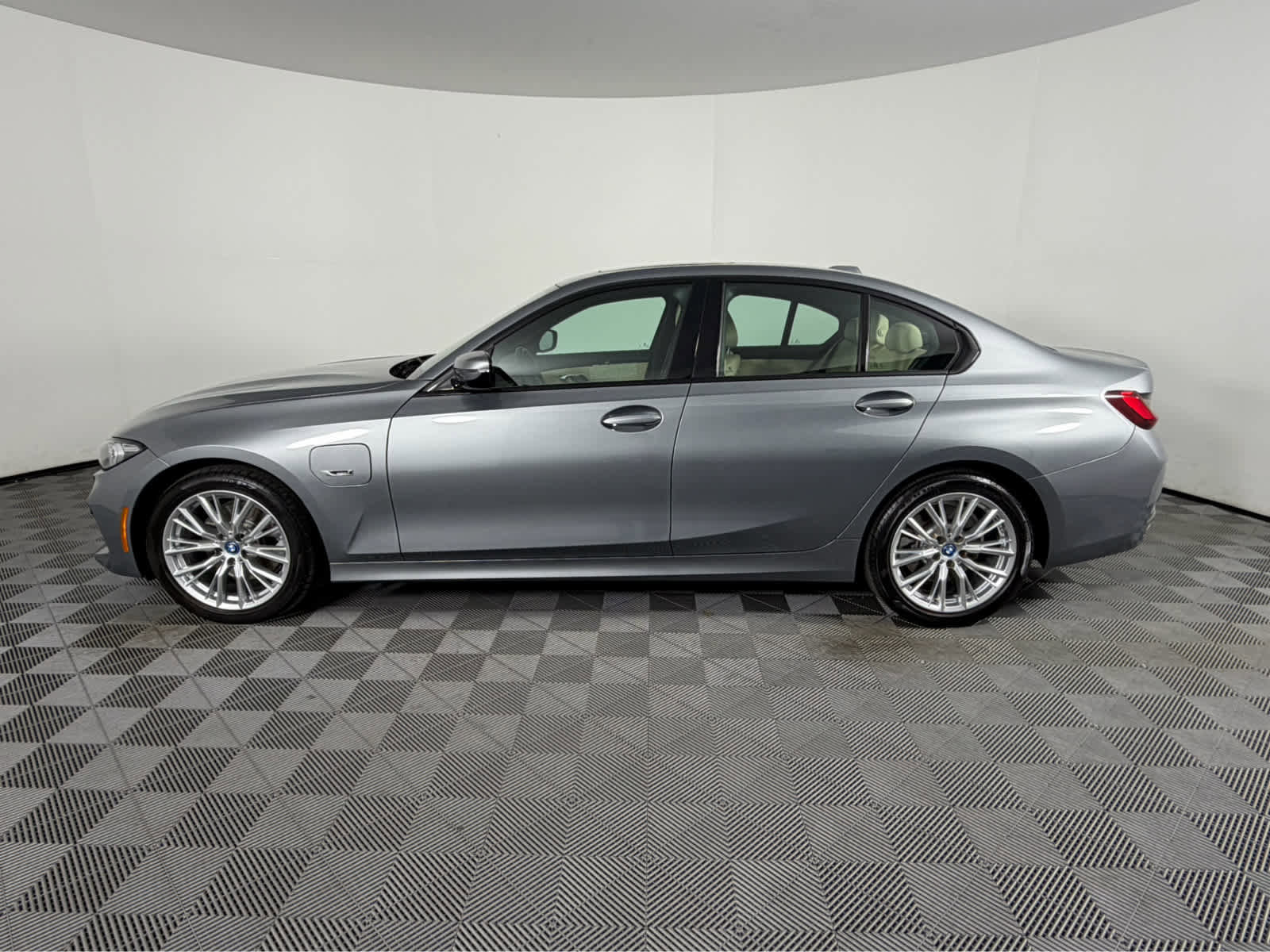 Used 2023 BMW 330e w/ Convenience Package image 6