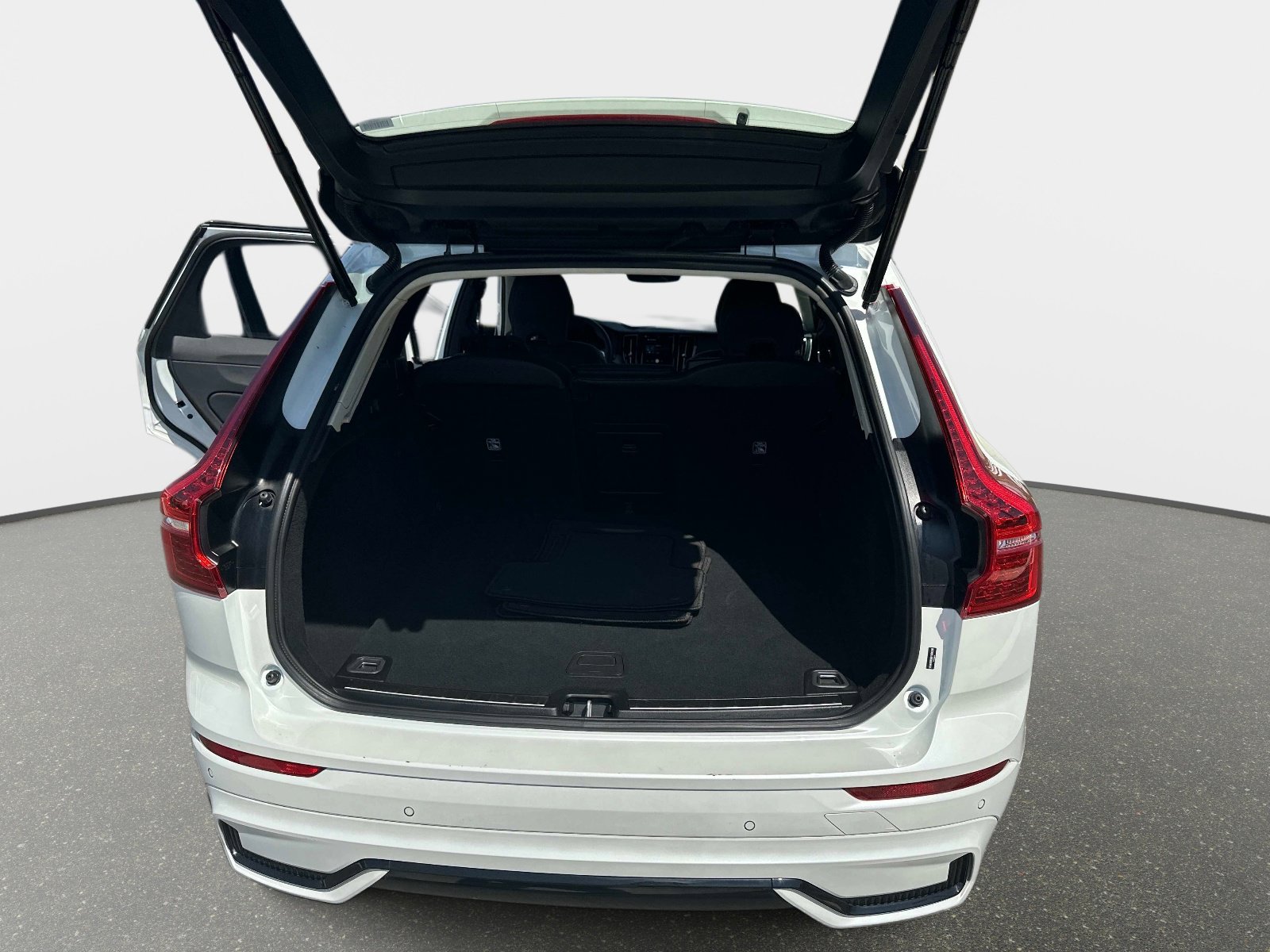 Certified 2025 Volvo XC60 B5 Plus image 11