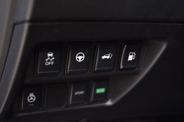 Used 2020 Nissan Rogue SV w/ Premium Package image 13