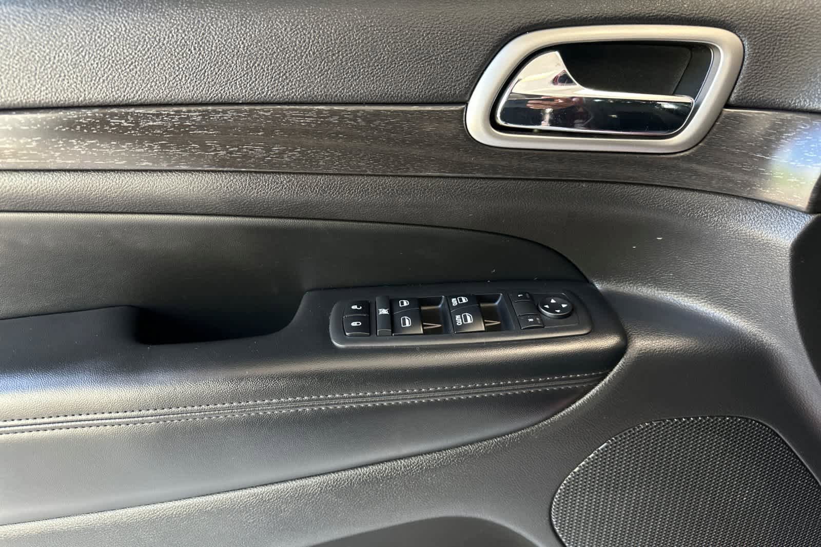 Used 2018 Jeep Grand Cherokee Altitude AWD/4WD image 12