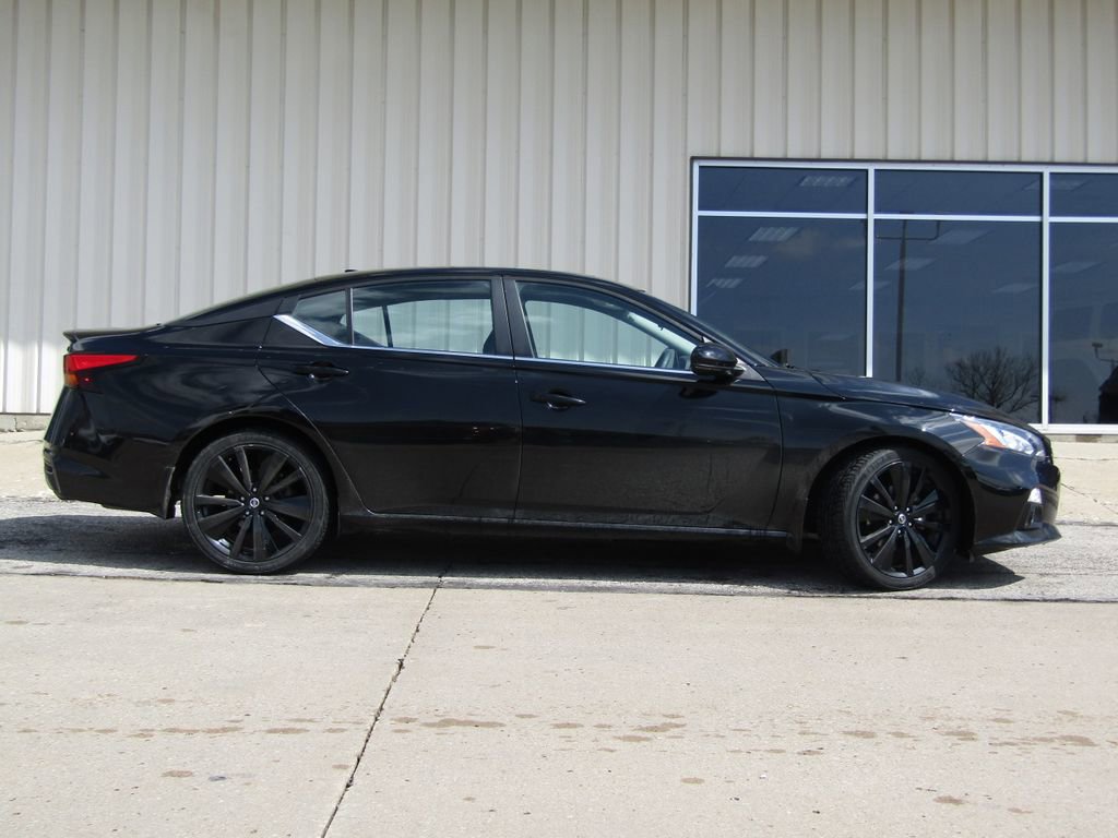 Used 2022 Nissan Altima 2.5 SR w/ Midnight Edition Package FWD image 2
