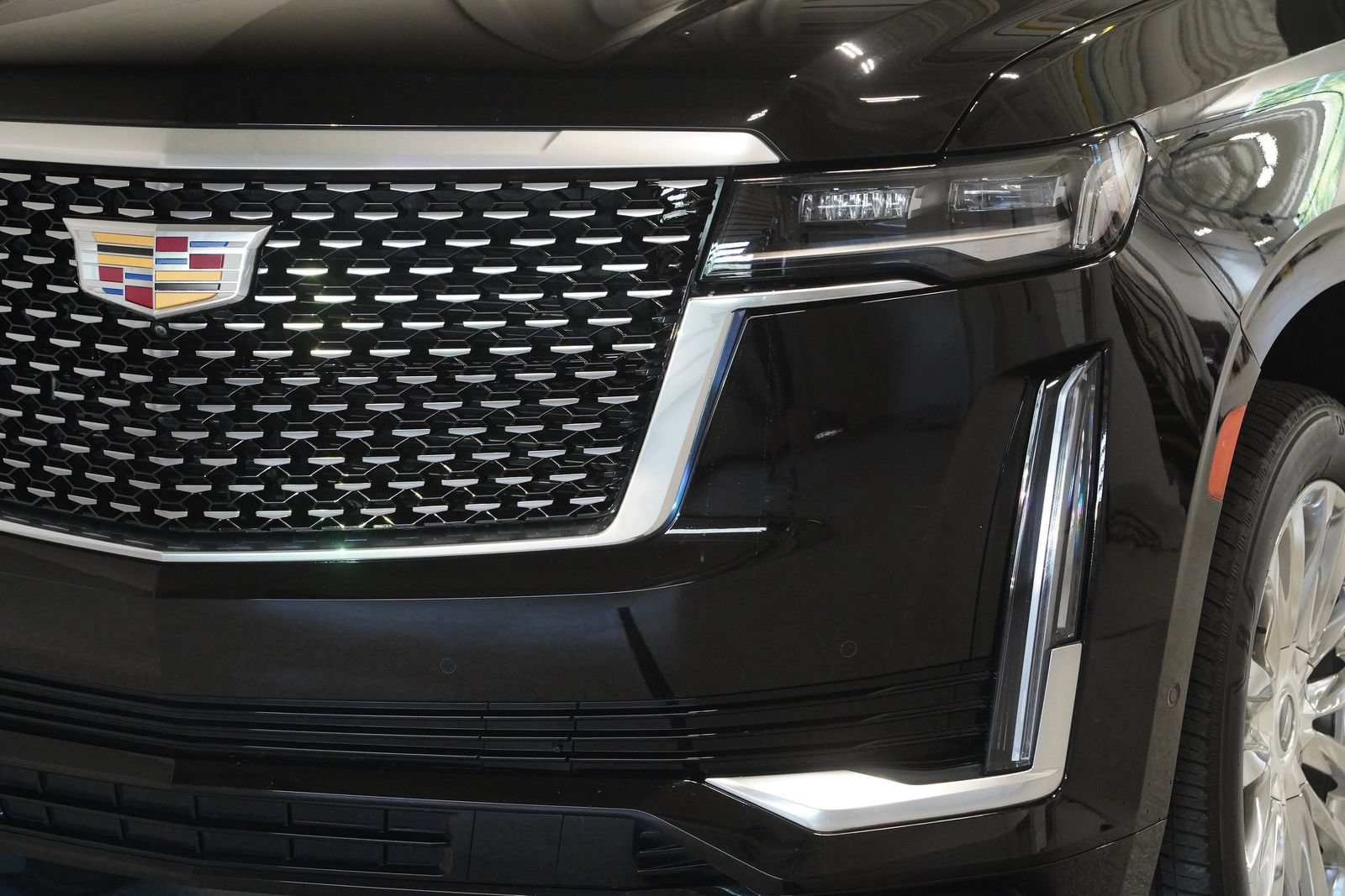 Used 2022 Cadillac Escalade Premium Luxury AWD/4WD image 6
