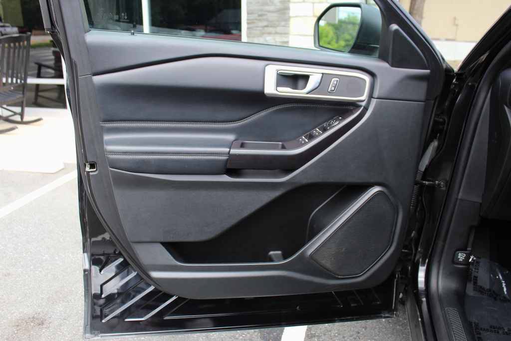 Used 2020 Ford Explorer XLT w/ Equipment Group 202A AWD/4WD image 12