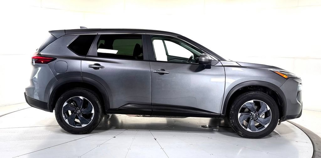 Used 2025 Nissan Rogue SV FWD image 3