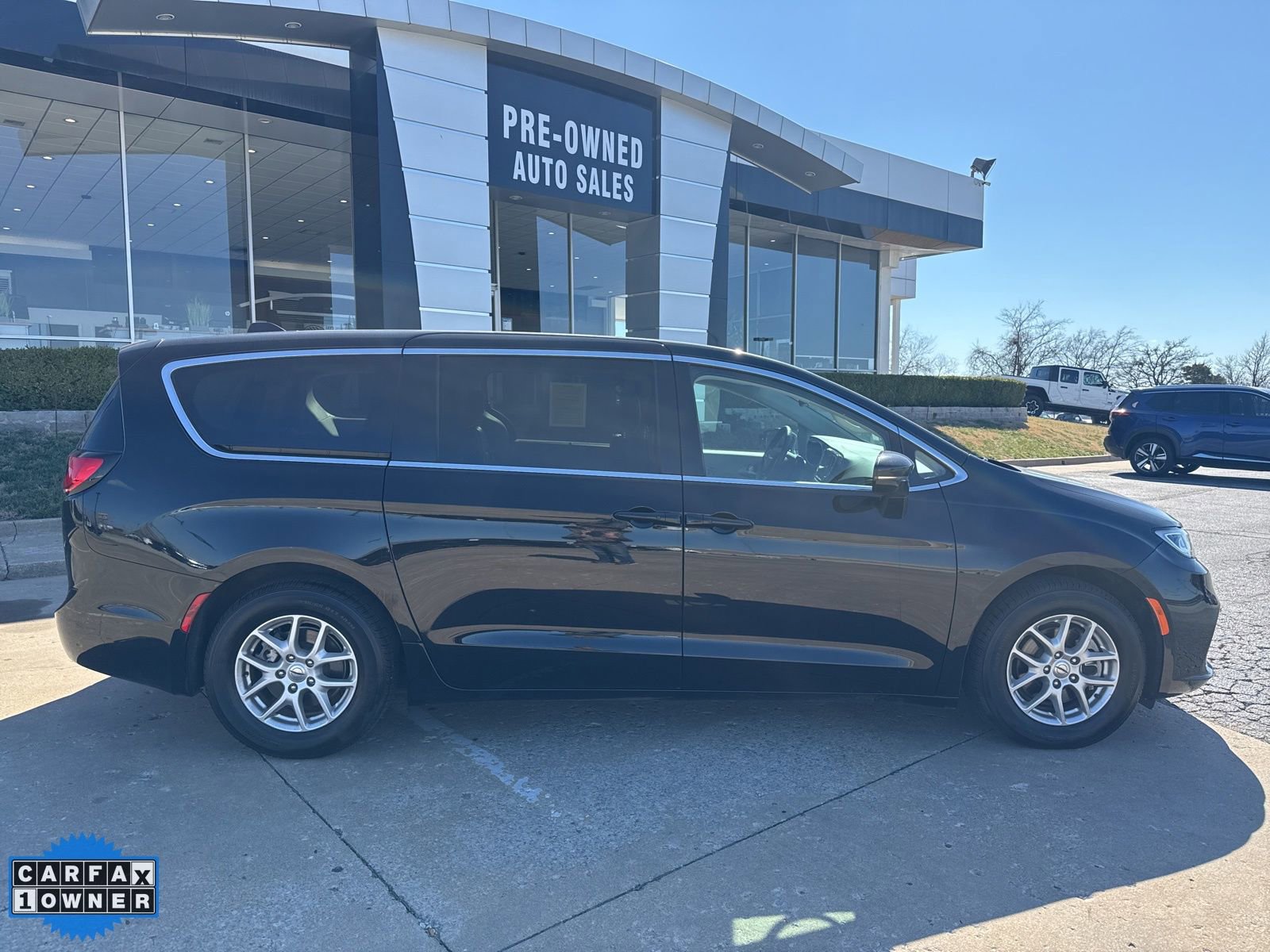 Used 2024 Chrysler Pacifica Touring-L FWD image 2