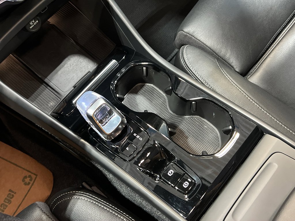 Used 2025 Volvo XC40 B5 Plus image 20