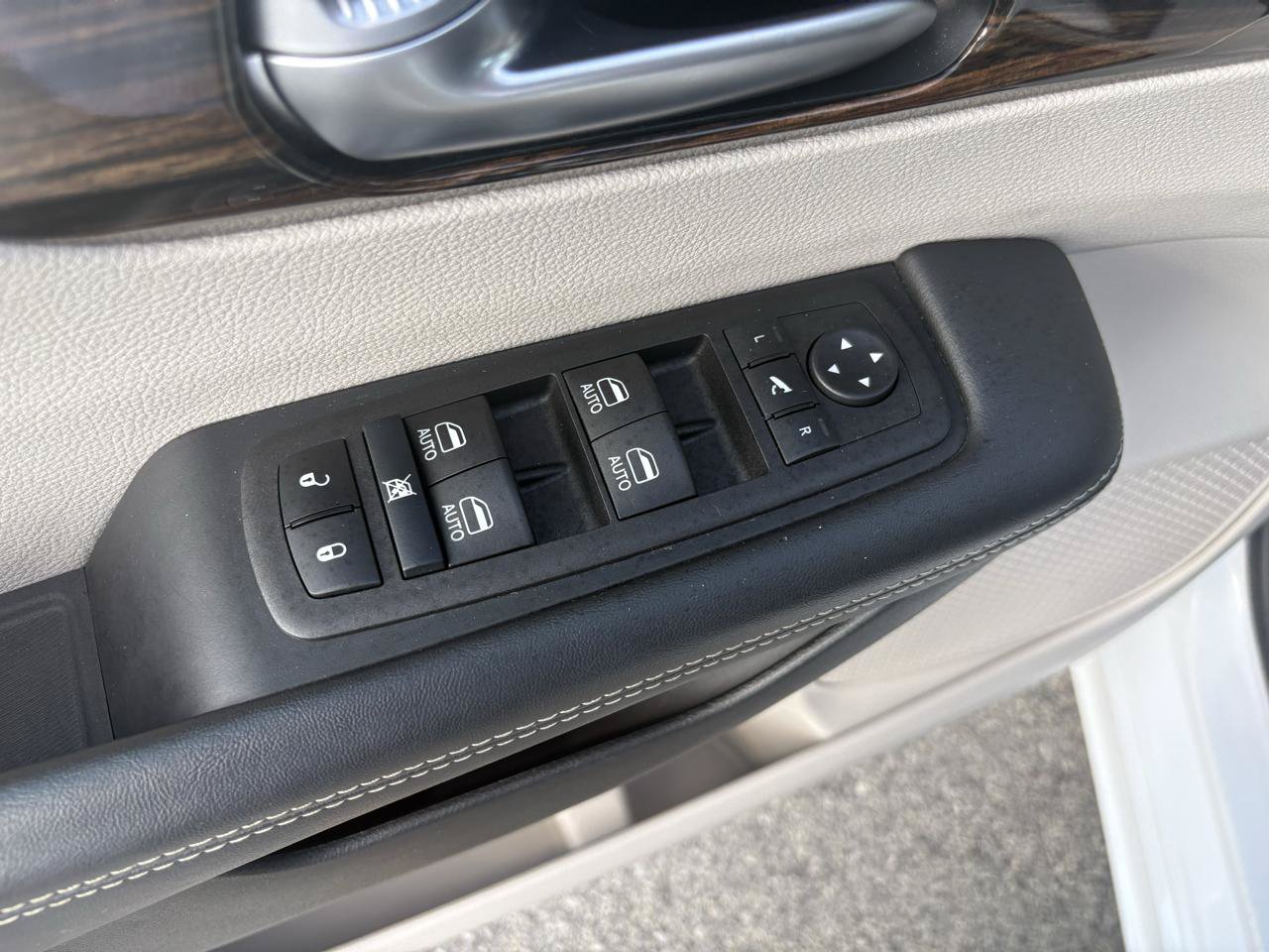 Used 2024 Chrysler Pacifica Limited FWD image 12