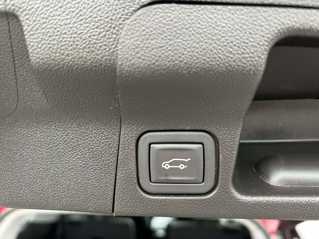 Used 2023 GMC Acadia SLT image 18