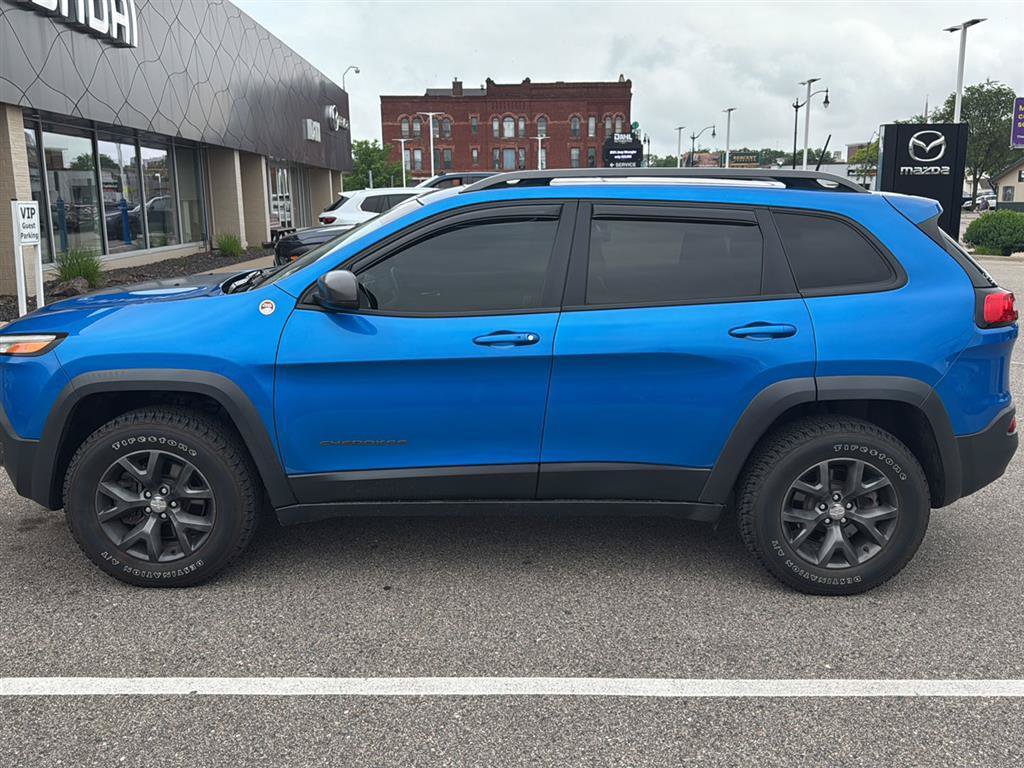 Used 2017 Jeep Cherokee Trailhawk AWD/4WD image 7