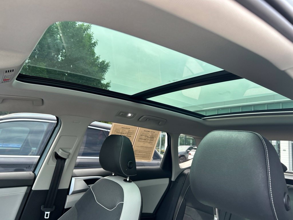 Certified 2025 Volkswagen Taos SE w/ Panoramic Sunroof Package FWD image 22