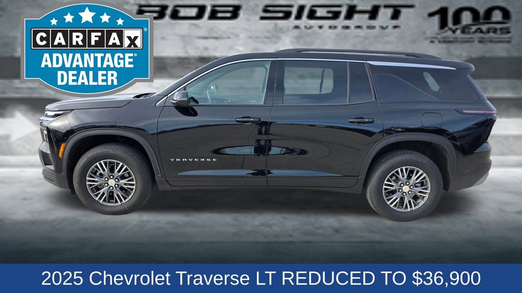 Used 2025 Chevrolet Traverse LT image 3