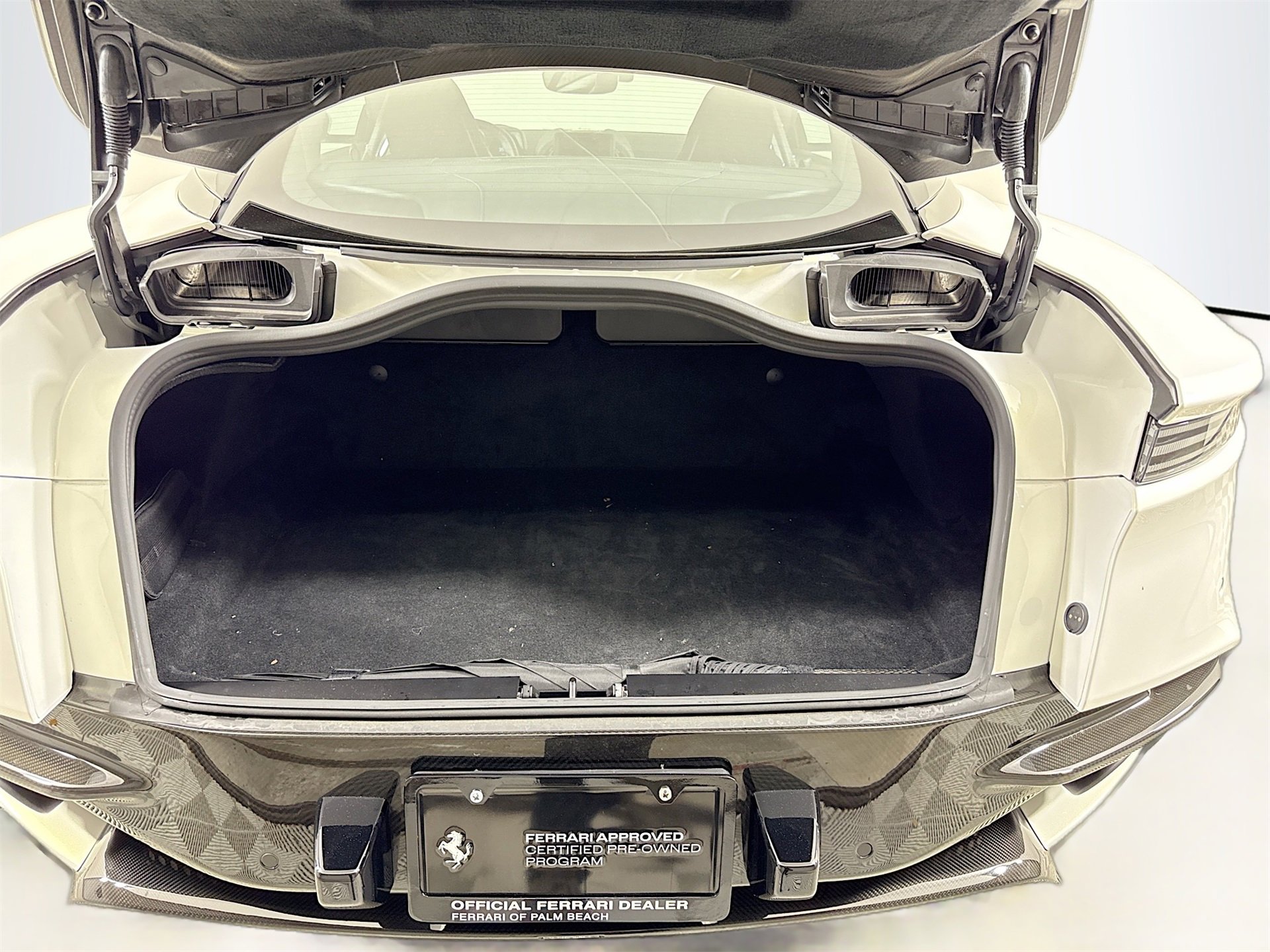 Used 2023 Aston Martin DBS Coupe image 26