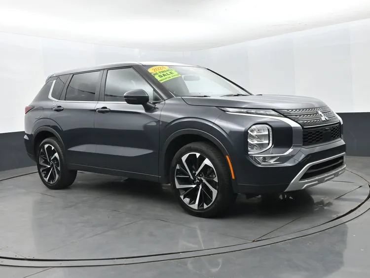 Used 2024 Mitsubishi Outlander FWD image 2
