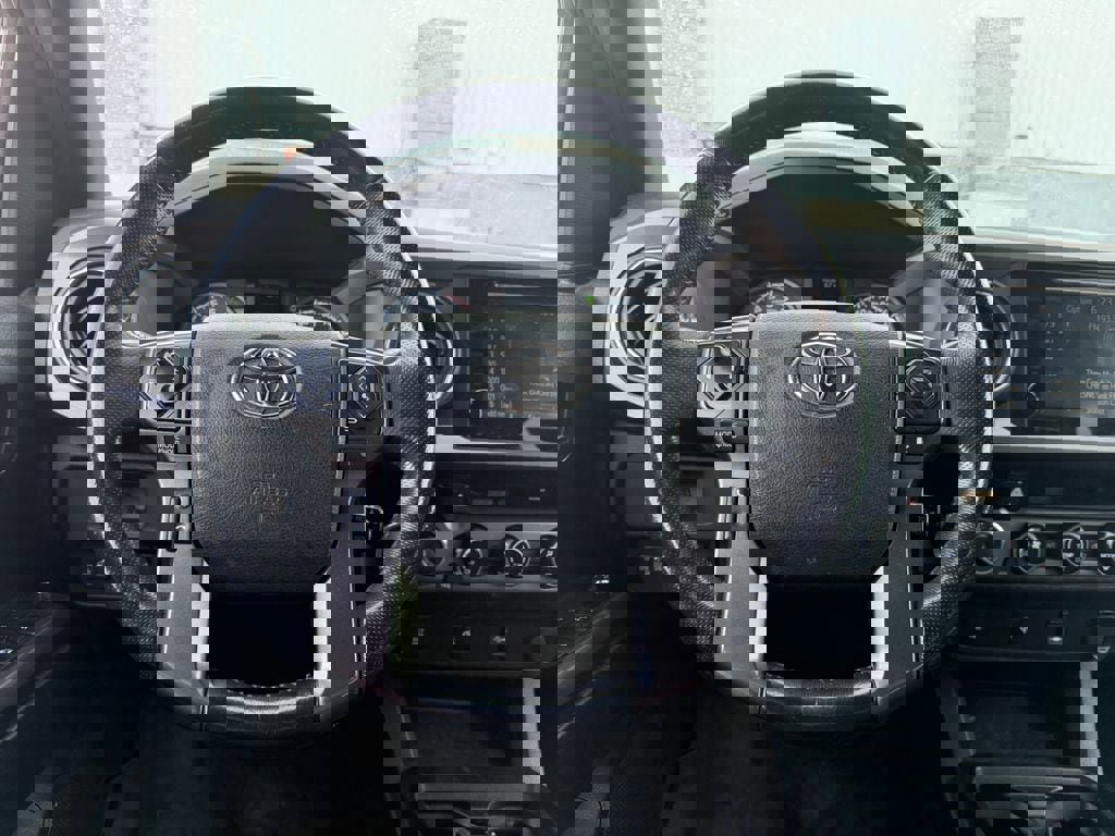 Used 2017 Toyota Tacoma TRD Sport w/ Tow Package (A/T) image 8