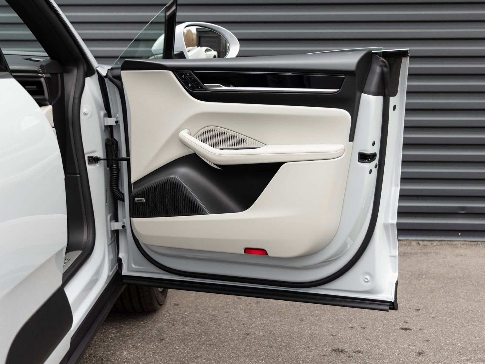 New 2025 Porsche Macan 4S Electric image 31