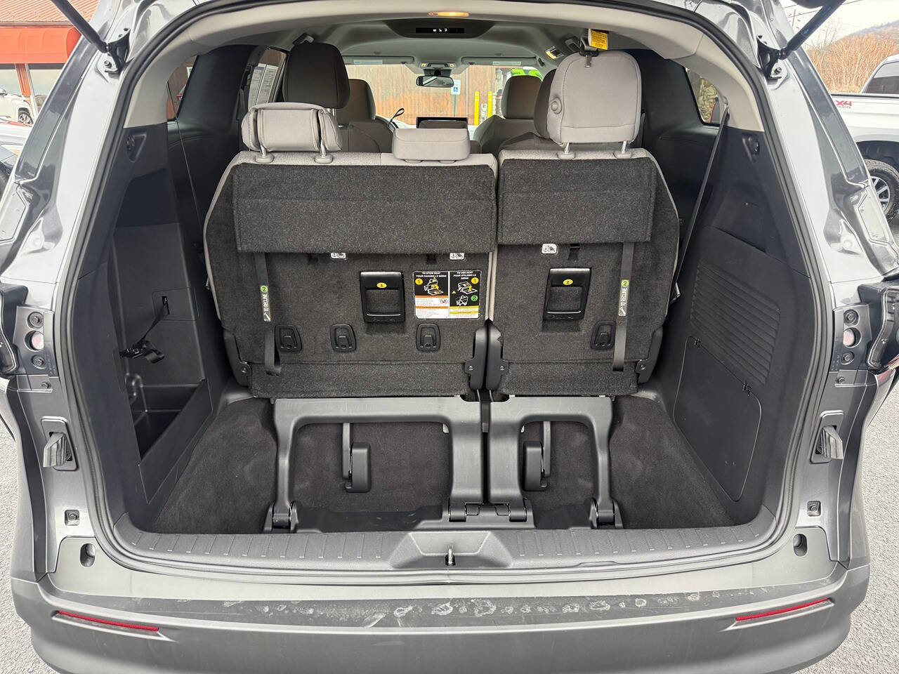 Used 2025 Toyota Sienna LE image 13