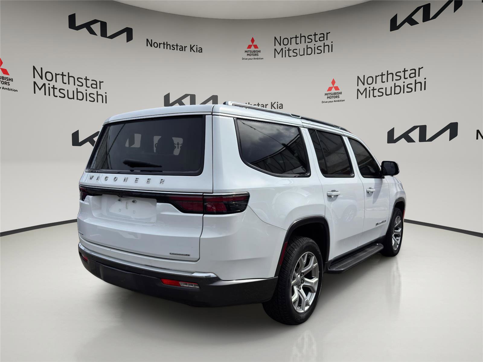 Used 2022 Jeep Wagoneer Series II AWD/4WD image 4