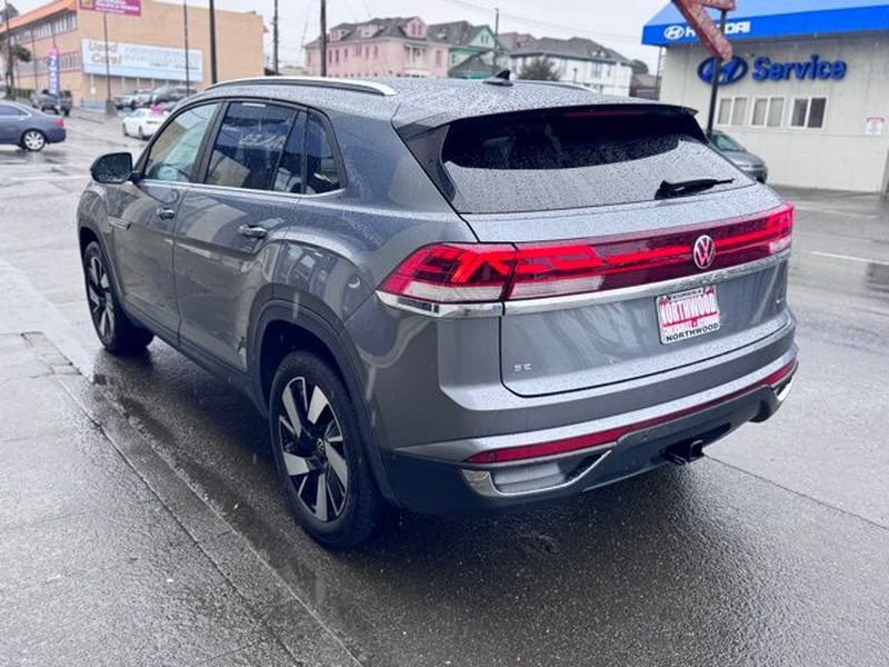 Used 2024 Volkswagen Atlas Cross Sport SE AWD/4WD image 2