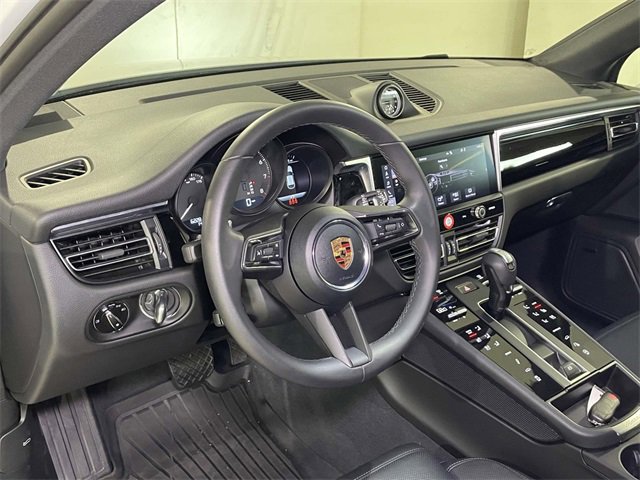 Used 2025 Porsche Macan image 4