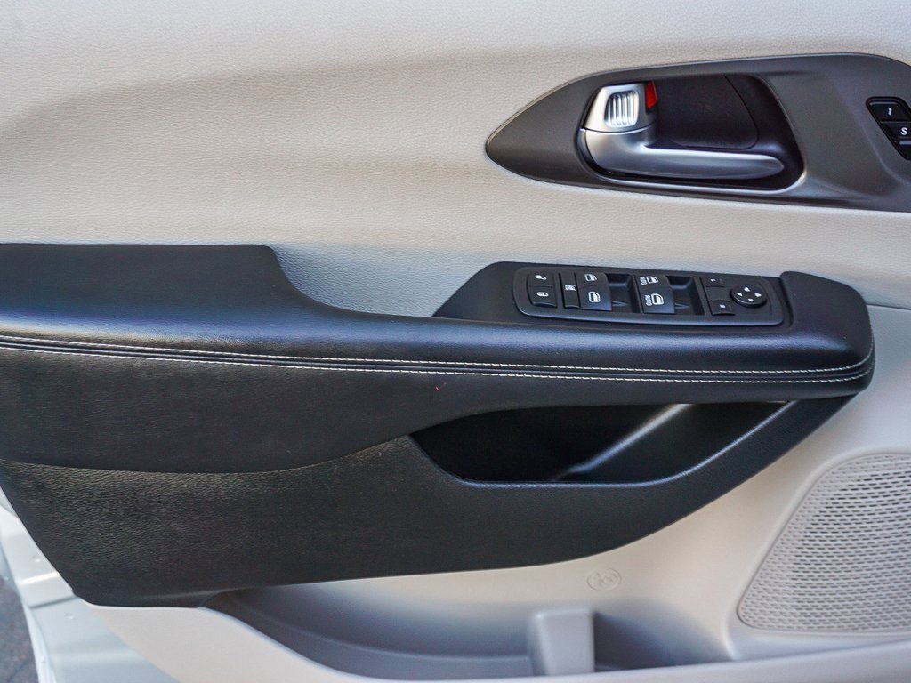 Used 2024 Chrysler Pacifica Touring-L image 19