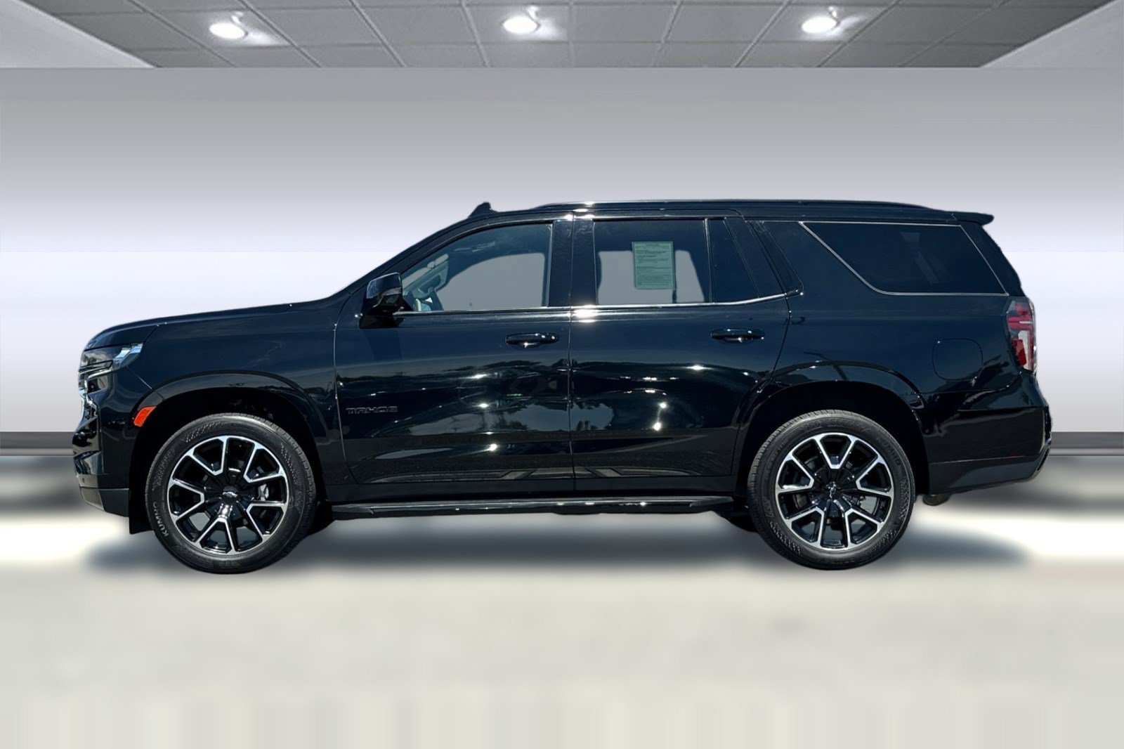 Used 2021 Chevrolet Tahoe RST w/ Luxury Package AWD/4WD image 2
