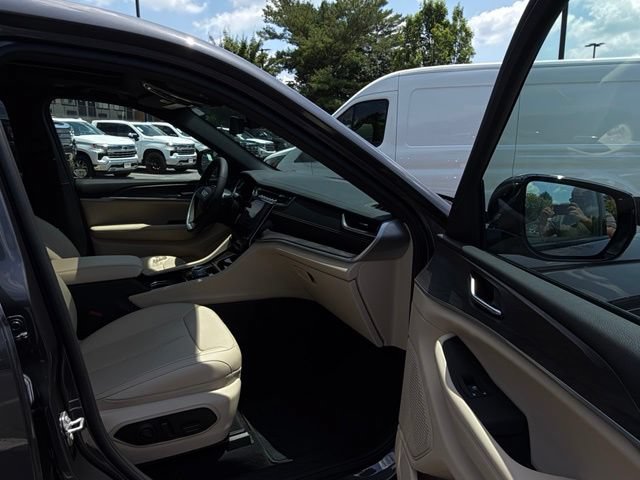 Used 2023 Jeep Grand Cherokee L Limited w/ Luxury Tech Group II AWD/4WD image 29