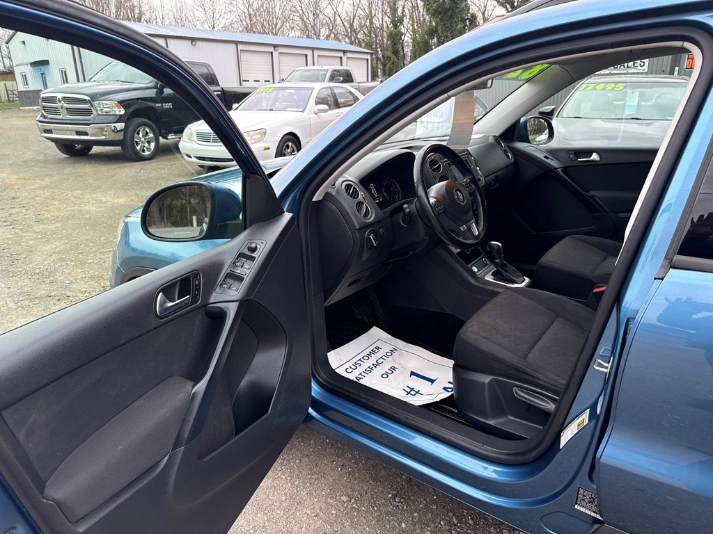Used 2017 Volkswagen Tiguan Limited w/ Premium Package image 9