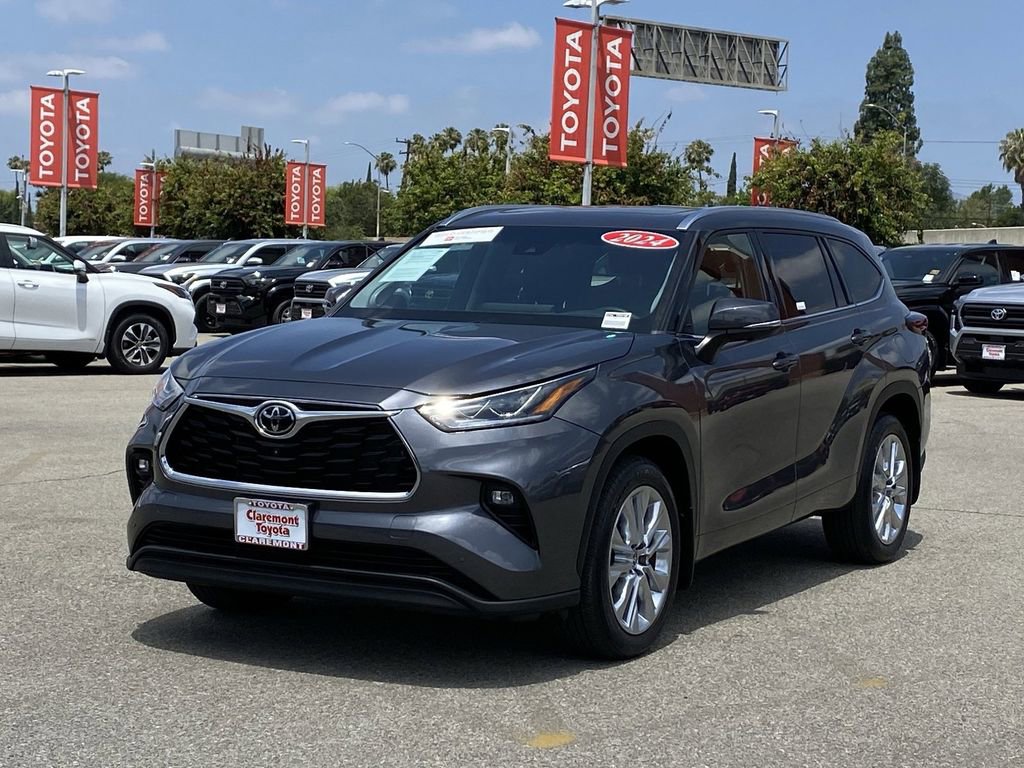 Used 2024 Toyota Highlander Limited AWD/4WD image 41