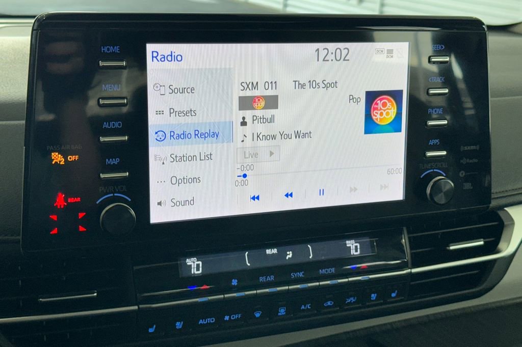 Used 2023 Toyota Sienna Limited image 18