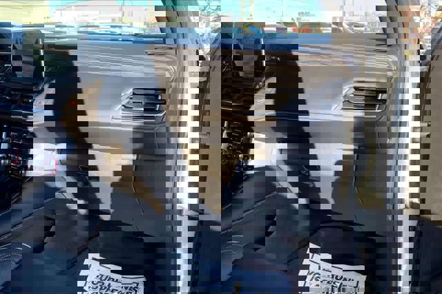 Used 2023 GMC Yukon XL SLT image 16