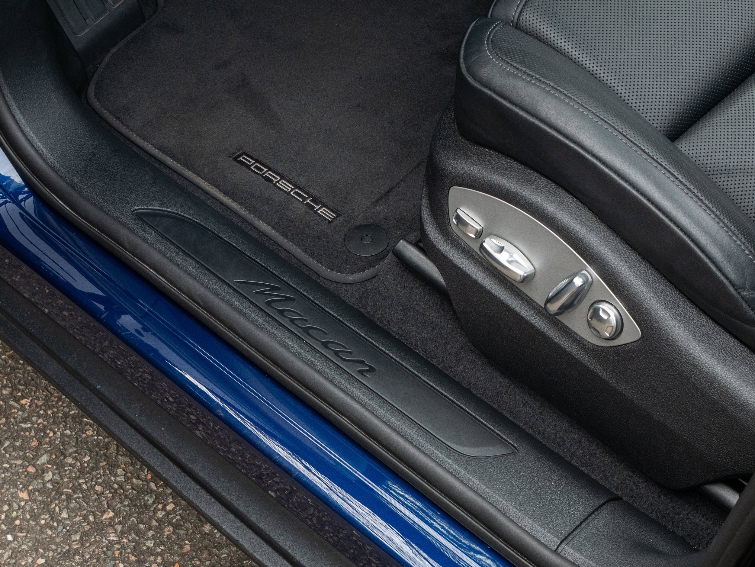 Certified 2025 Porsche Macan AWD/4WD image 31