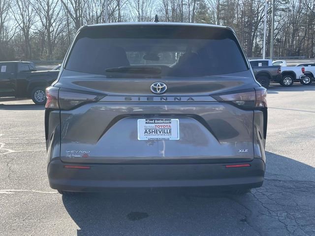 Used 2025 Toyota Sienna XLE image 4