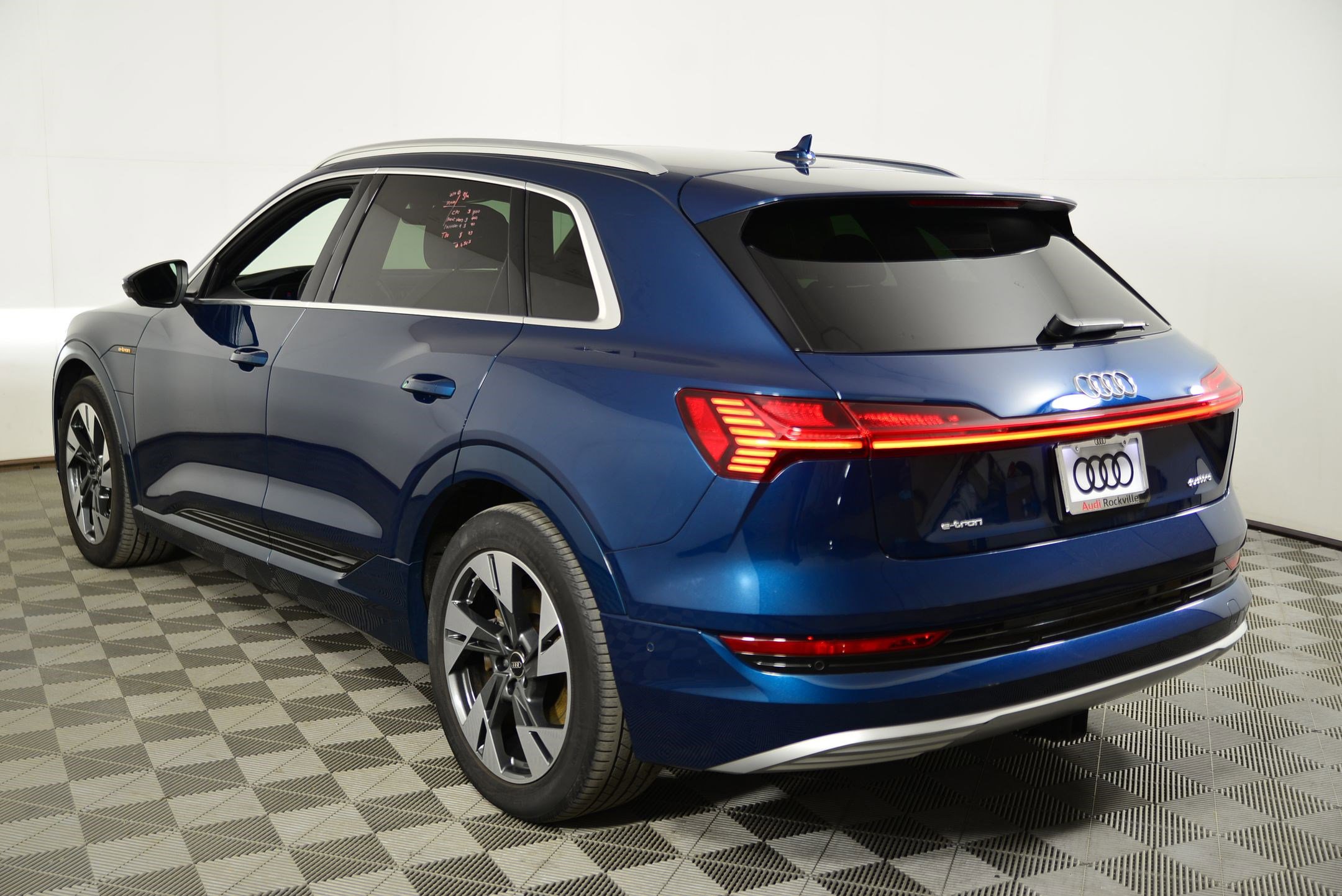 Certified 2023 Audi e-tron Premium Plus w/ Premium Plus Package AWD/4WD image 3