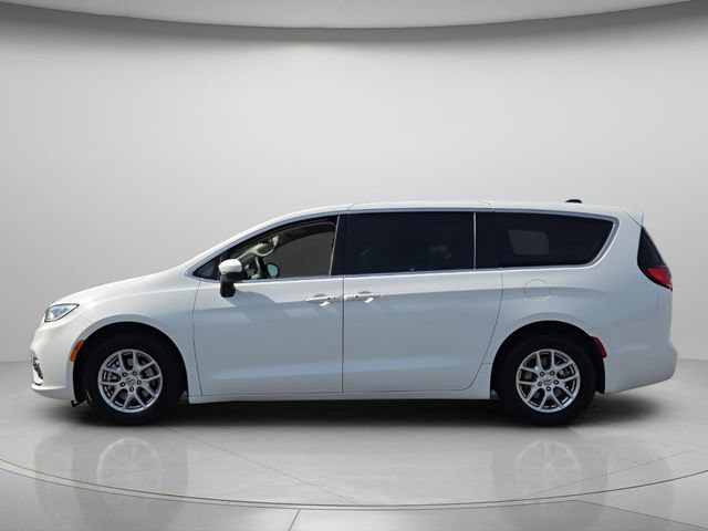 Used 2023 Chrysler Pacifica Touring-L FWD image 3