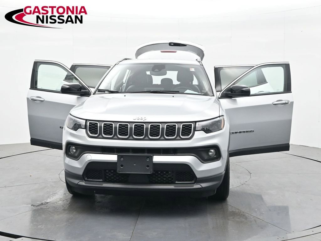 Used 2025 Jeep Compass Latitude AWD/4WD image 41