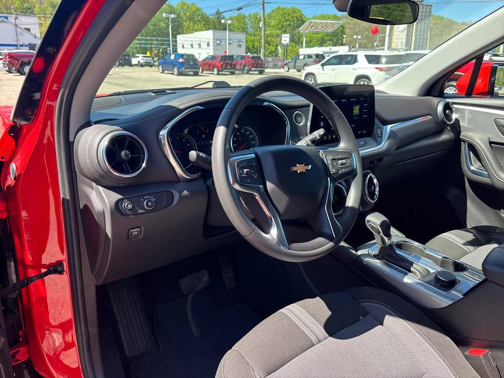 Used 2025 Chevrolet Blazer LT AWD/4WD image 13