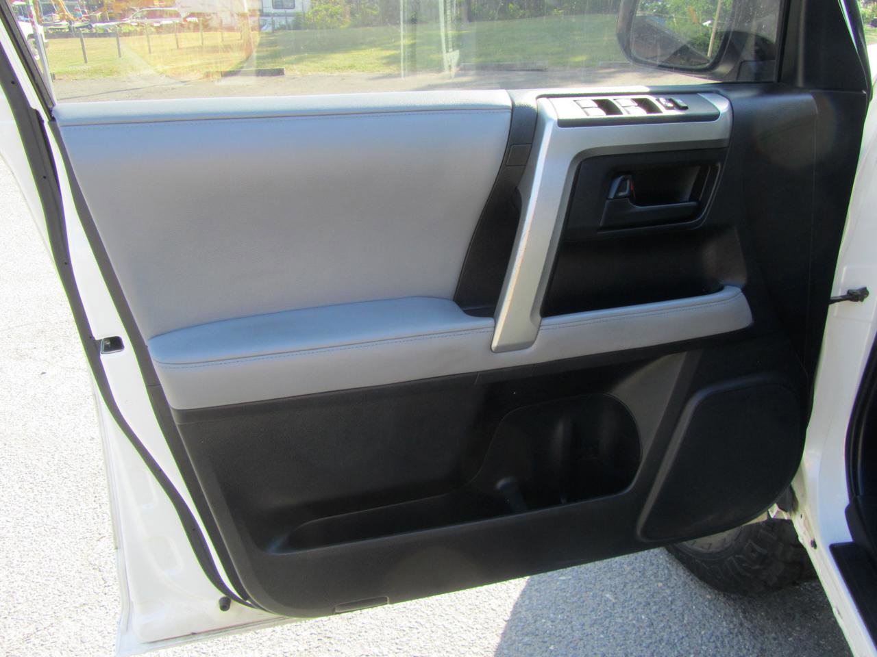 Used 2011 Toyota 4Runner SR5 AWD/4WD image 17