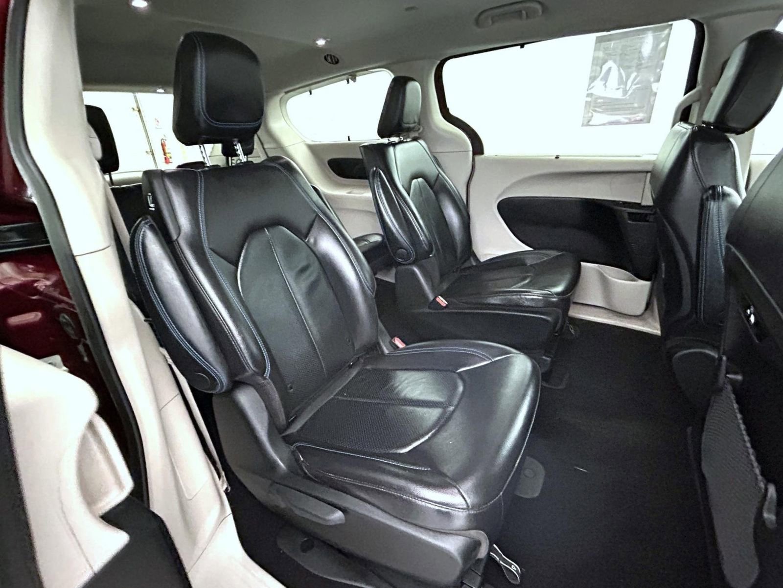 Used 2021 Chrysler Pacifica Touring-L FWD image 17