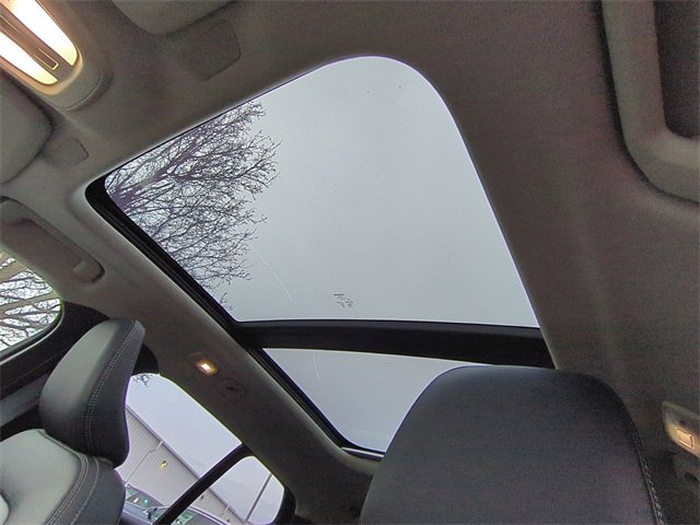 Used 2025 Volvo XC40 B5 Plus image 10