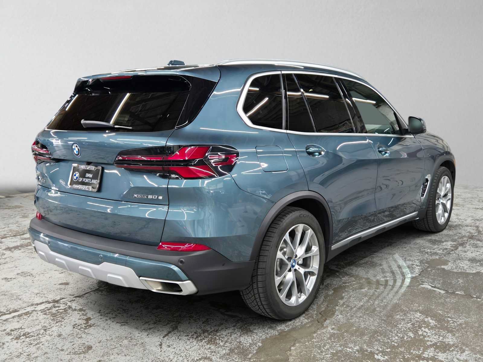 Used 2024 BMW X5 xDrive50e w/ Parking Assistance Package AWD/4WD image 3