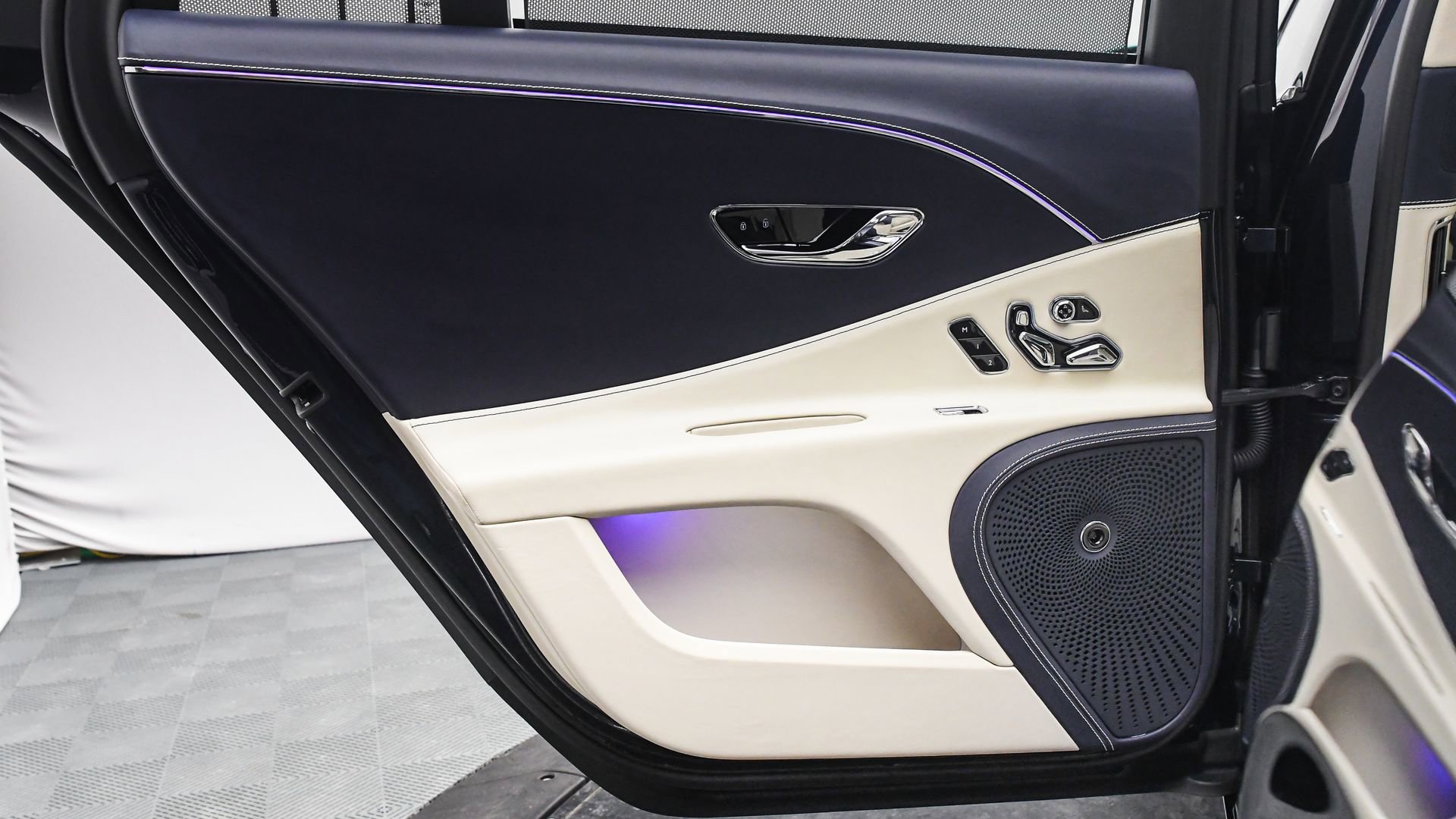 Certified 2024 Bentley Flying Spur Mulliner image 45