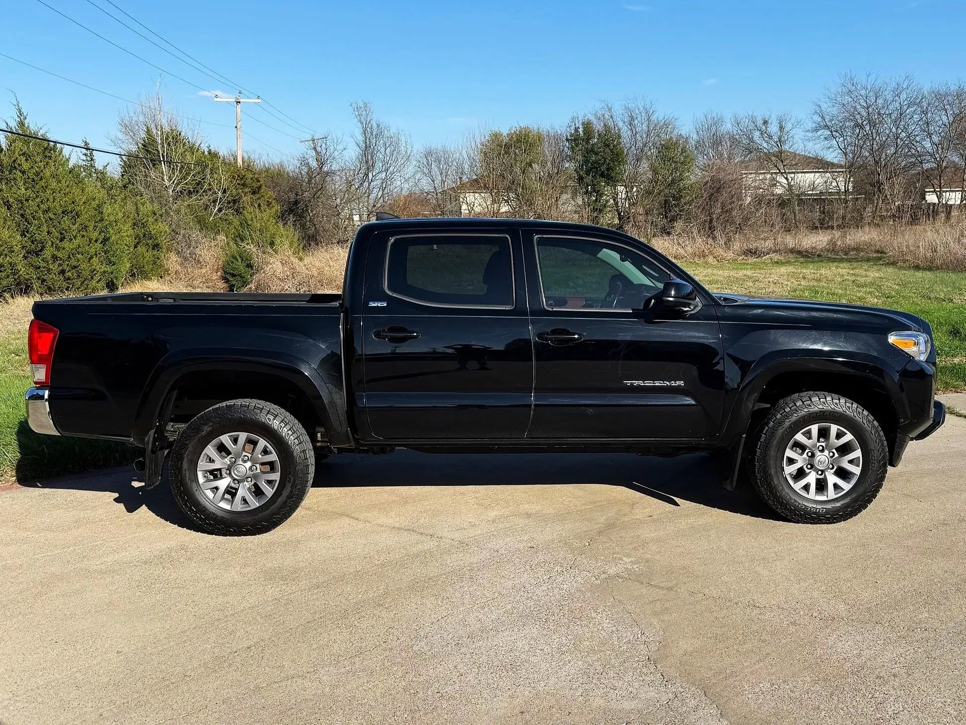 Used 2017 Toyota Tacoma SR5 w/ Tow Package image 2