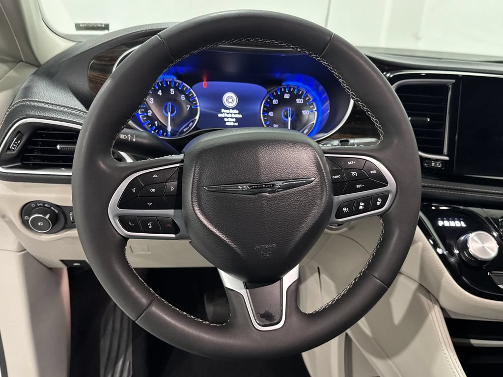 Used 2024 Chrysler Pacifica Limited FWD image 4
