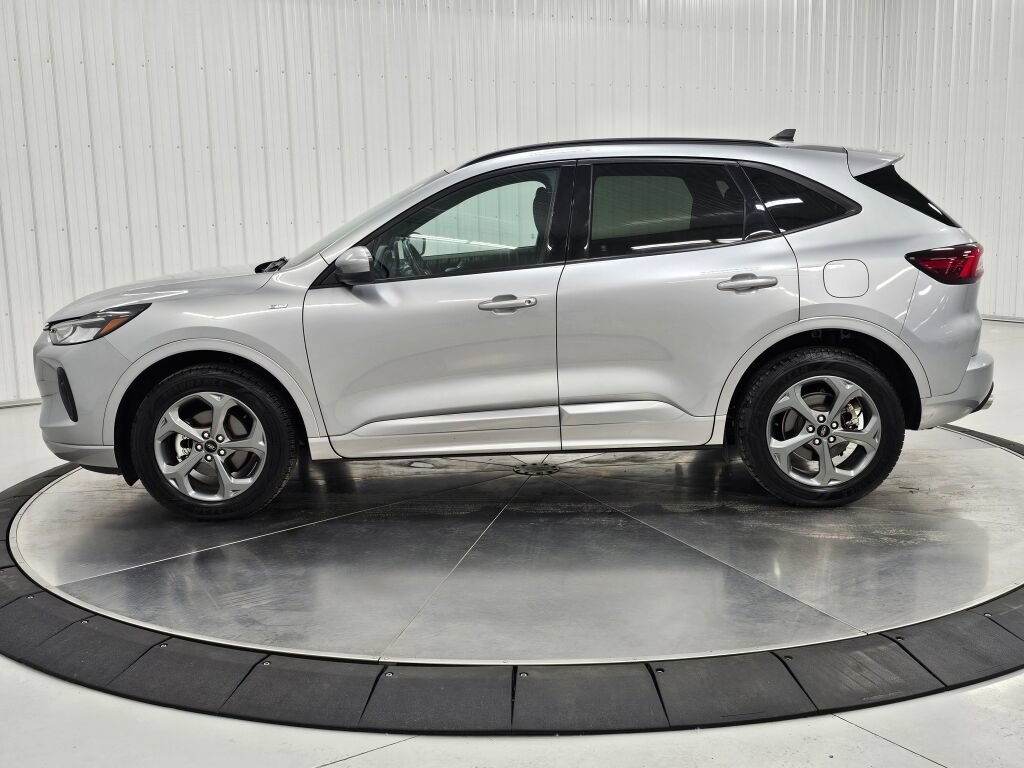 Used 2023 Ford Escape ST-Line Select AWD/4WD image 2