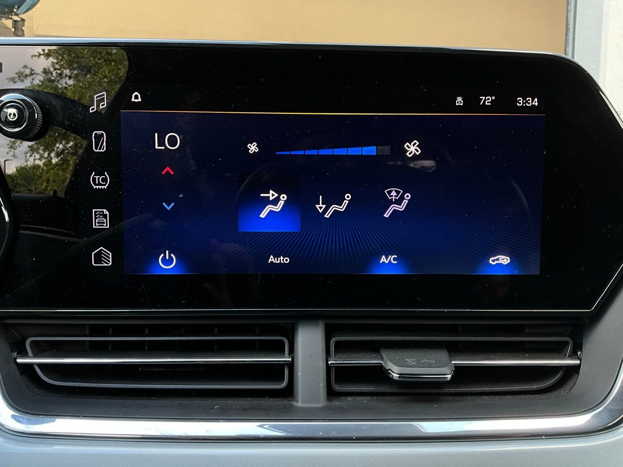 Used 2025 Chevrolet Trax LT image 28